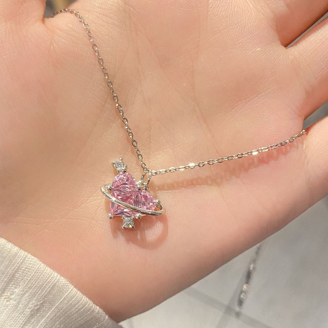 Cosmo Amor — Collar Corazón con Anillo Planetario