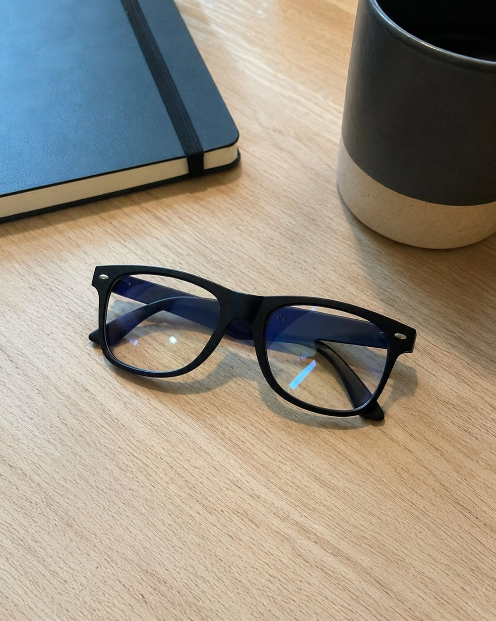 Persona usando gafas Wayfarer fotocromáticas