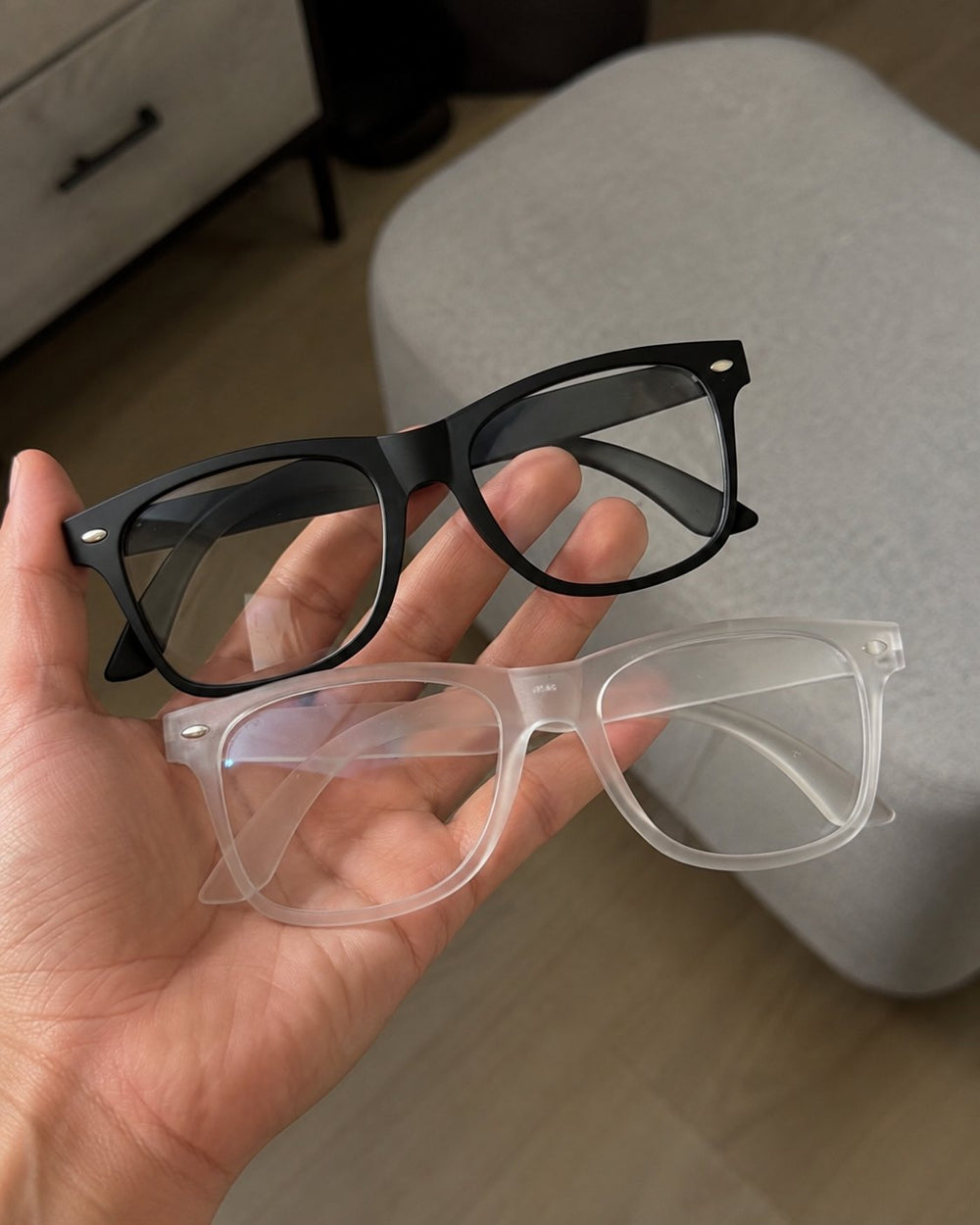Mujer usando gafas Wayfarer de diseño unisex