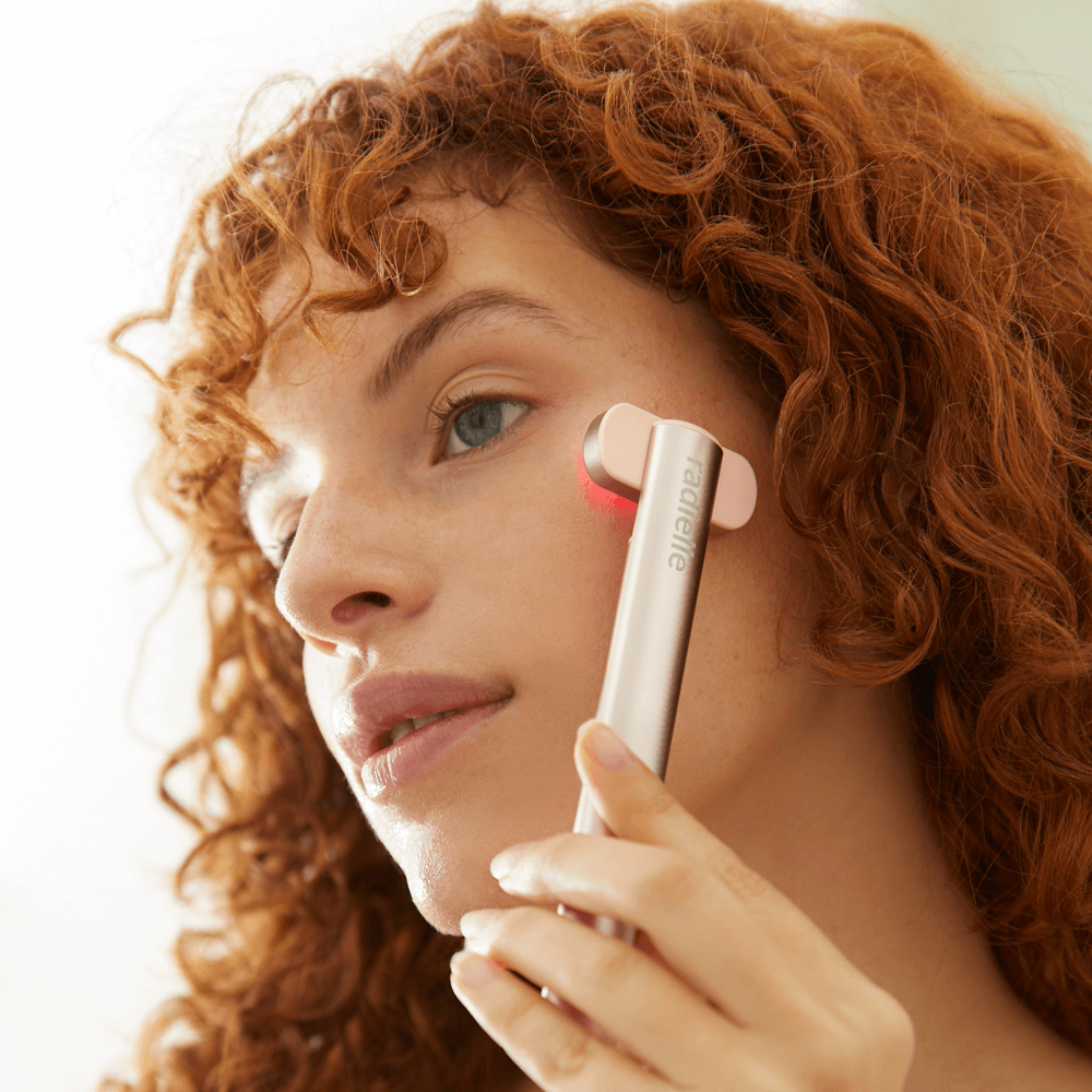 Mujer usando la Varita Facial con luz roja