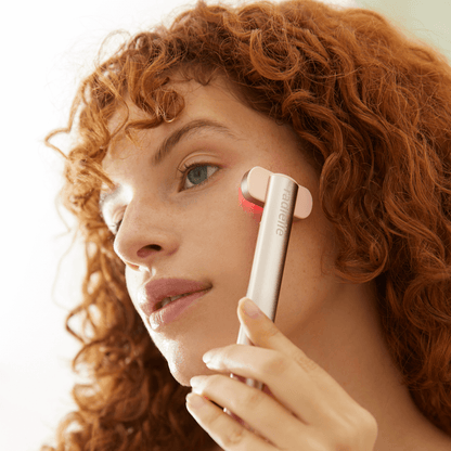 Mujer usando la Varita Facial con luz roja